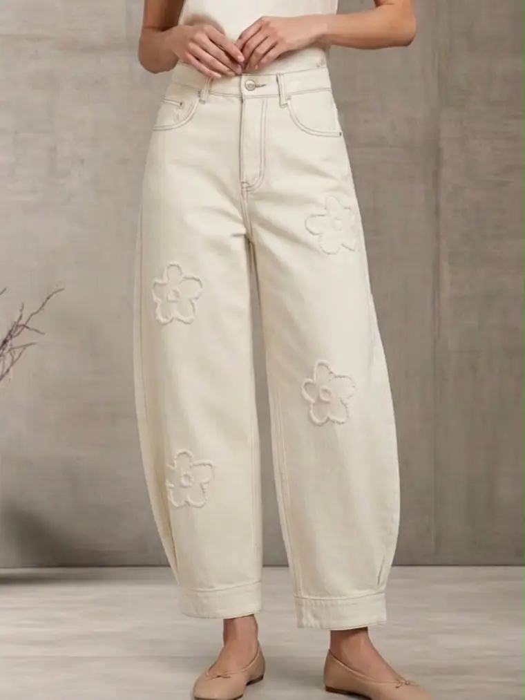 Pantalón crema con flores bordadas